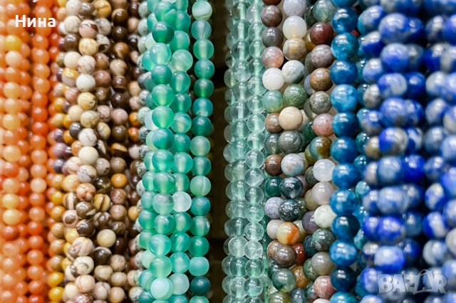 Нанизи от полускъпоценни камъни