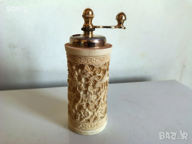 Прекрасна Резбована Мелничка За Сол И Пипер