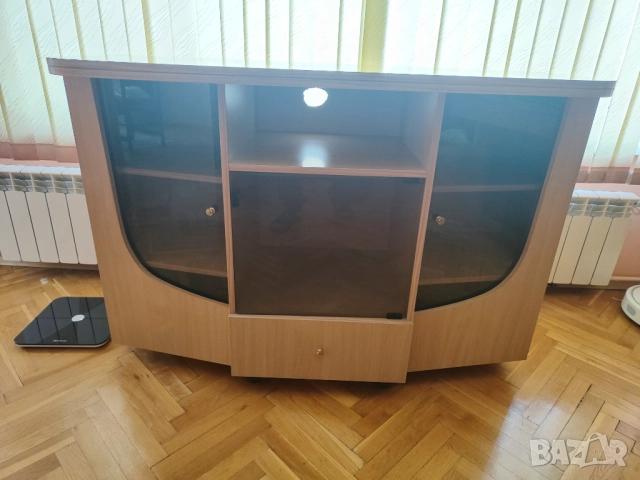 Продавам шкаф със стъклени витрини подходящ за хол, TV и др., снимка 9 - Шкафове - 52820837