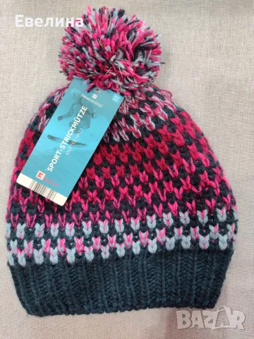 Дамска зимна шапка с помпон NewCential, нова с етикет