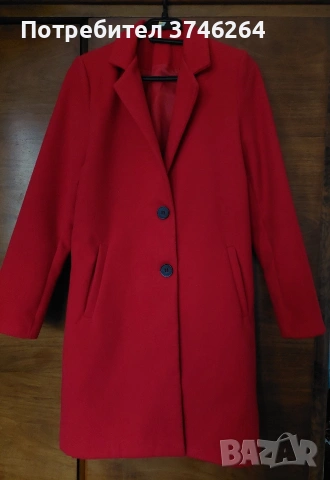 Червено дълго палто 