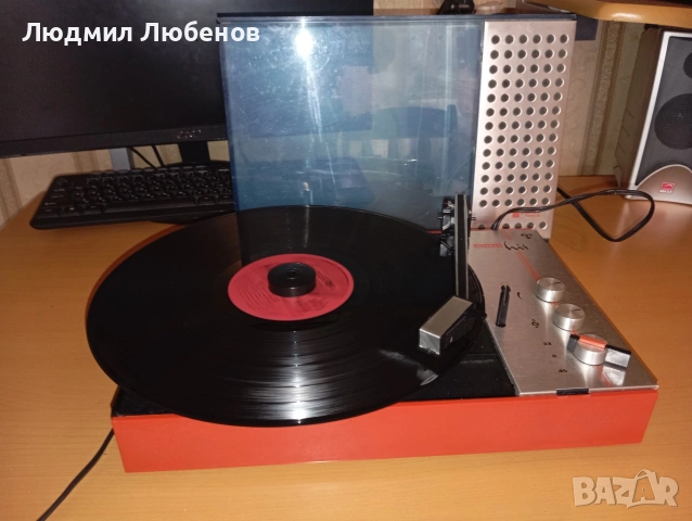 Малък преносим Грамофон Unitra WG 400 с вграден усилвател и говорител , снимка 2 - Грамофони - 54158406