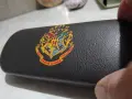 твърд калъф за очила с дизайн на Хари Потър и жълт надпис „Hogwarts“с кърпичка, снимка 2