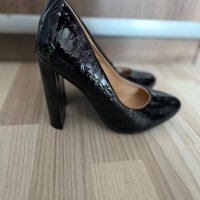 Черни , лачени обувки на висок ток, снимка 1 - Дамски обувки на ток - 36863528