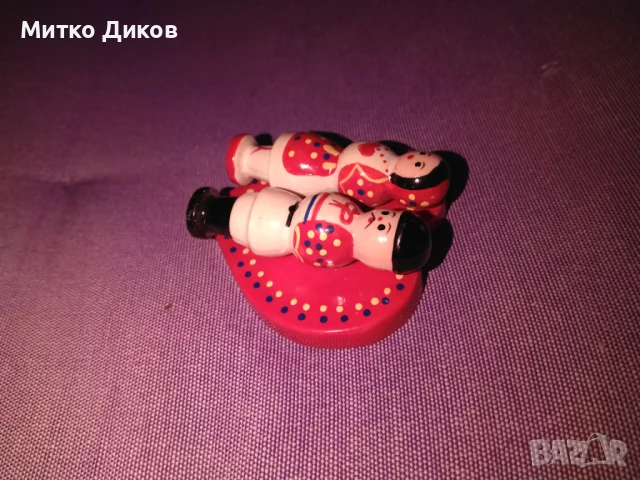 Магнит момче и момиче с народни носии на фона на сърце нов нов, снимка 3 - Колекции - 50999181