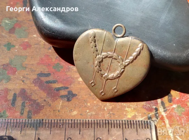 ЕТНОГРАФСКИ НАКИТ За ЛЮБОВНО ВРИЧАНЕ Старинен МЕДЕН МЕДАЛЬОН - СЪРЧИЦЕ с МОМИНСКИ ВЕНЕЦ