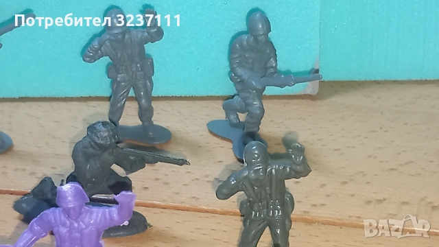 Пластмасови войничета - 2, снимка 4 - Колекции - 52180134