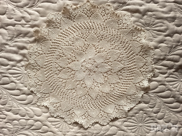 Битово каре ръчно бродирано на една кука Ф-40см.