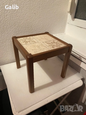 Малка масичка изработена от масивно дърво и теракот