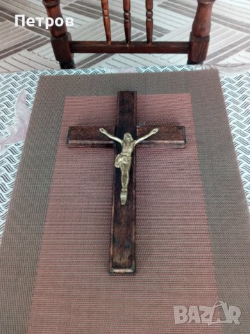 Предлагам антикварно и красиво разпятие.Дърво-бронз.