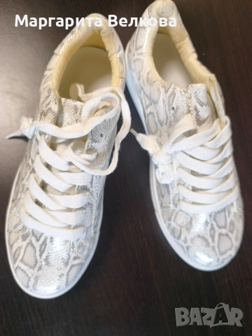 Дамски бели кецове