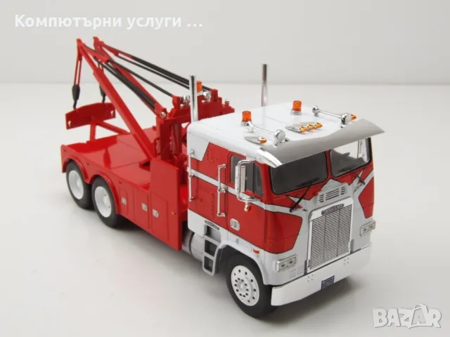 Freightliner FLA Abschlepper пътна помощ 1987 - мащаб 1:43 на IXO моделът е нов в PVC дисплей-кейс, снимка 2 - Колекции - 56084050