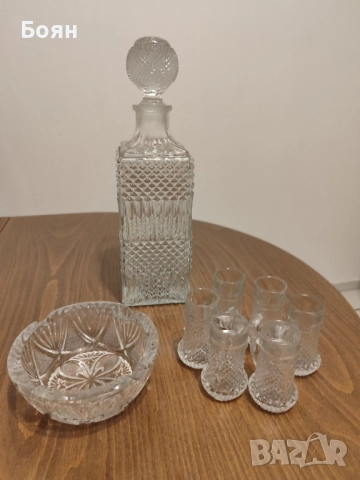 Стъклен сервиз: гарафа, 6 чаши, пепелник. Лично предаване за София.