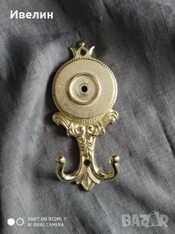 метална закачалка за стена