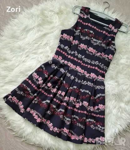 РАЗКОШНА кукленска тъмносиня рокля на розови цветя, снимка 1