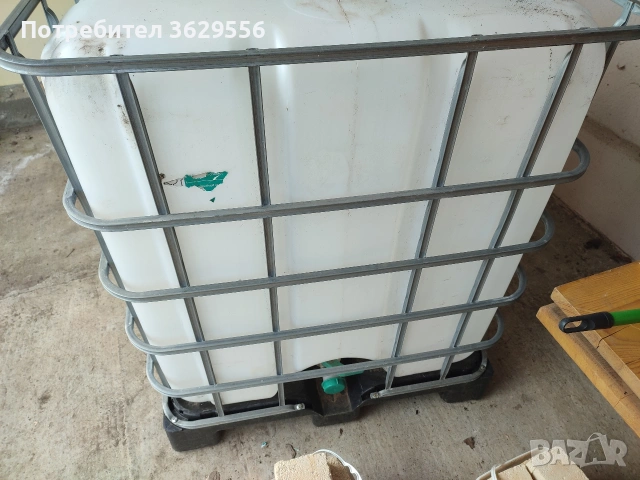 Продавам пластмасов бидон 1 тон