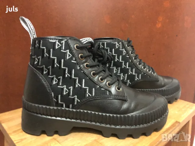 KARL LAGERFELD - Дамски боти с монограми