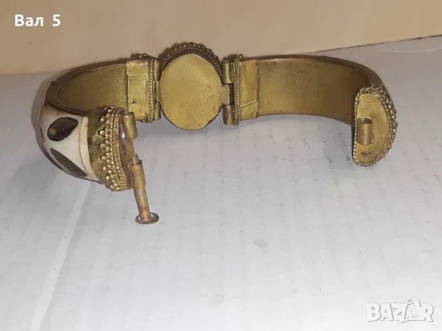 Стара бронзова гривна с кост и полускъпоценен камък, снимка 6 - Антикварни и старинни предмети - 50326536