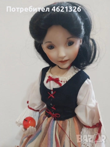 Колекционерска порцеланова кукла Снежанка от колекцията „Героини от приказните гори“ на Diana Effner, снимка 12 - Декорация за дома - 52043963