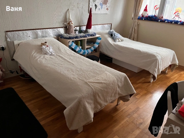 IKEA легла с рамки и матраци и бюра със столове