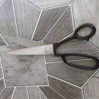 Шивашка ножица средна за рязане на плат и кожа