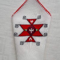 Ръчно бродиран бял и черен копринен шал и кърпичка с български автентичен мотив, снимка 3 - Шалове - 42101227
