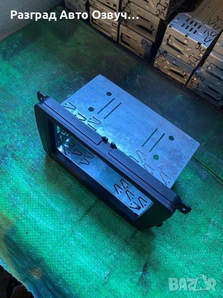 Преходна рамка с монтажто желязо за VW Golf 5, Sharan, Touran и други. От оригинално радио към 2DIN, снимка 1