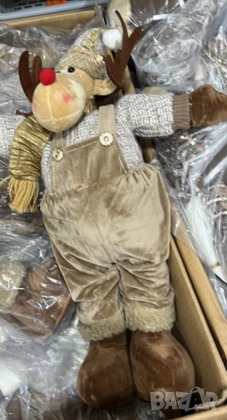 Плюшено еленче със зимни дрехи и червено носле, снимка 1