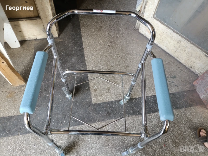 Сгъваем инвалиден стол за баня и тоалетна, снимка 1