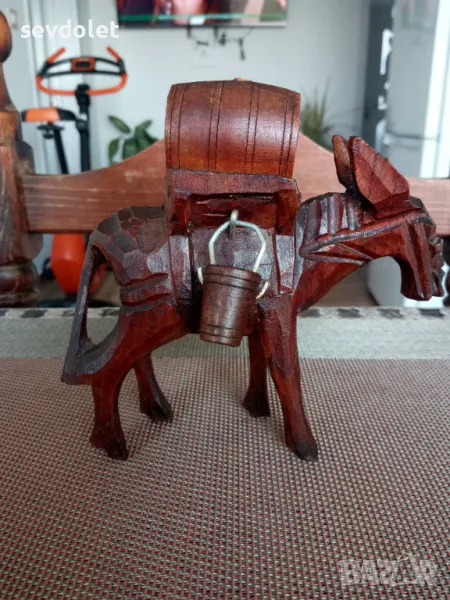 Прекрасна с изработката си статуетка.Дърворезба., снимка 1