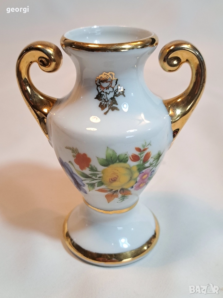 порцеланова вазичка Limoges с рози и позлата М1, снимка 1