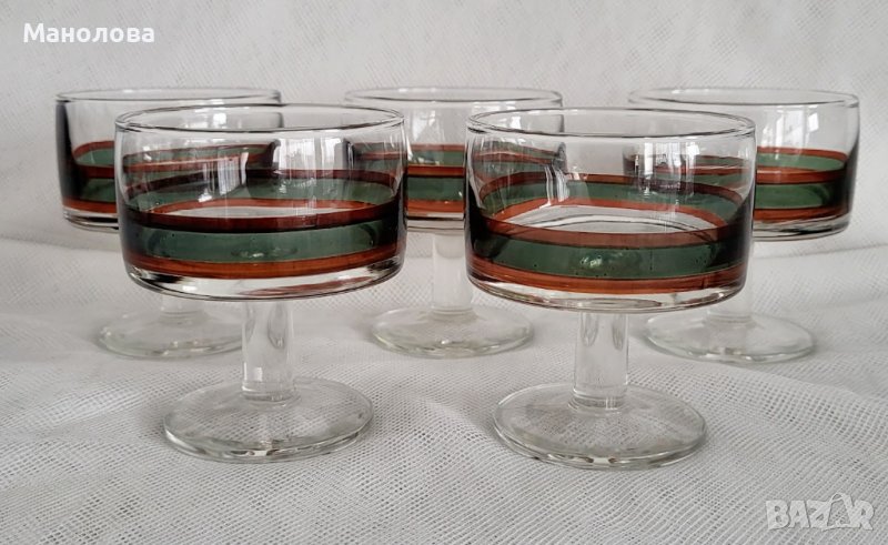 Пет стъклени чаши за коктейл с популярен дизайн от 70-те години на минали век., снимка 1