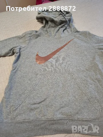 Продавам два дамски суичъра на nike. Размер на дрехите м. 