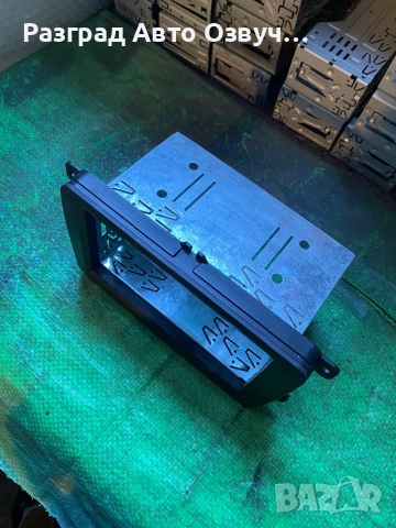 Преходна рамка с монтажто желязо за VW Golf 5, Sharan, Touran и други. От оригинално радио към 2DIN