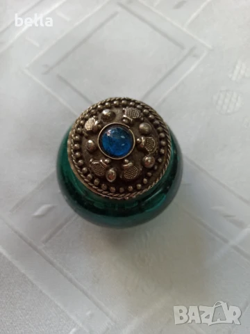 Малка антикварна кутийка красив зелен камък при основата орнаменти при капака височина 5 см , снимка 2 - Антикварни и старинни предмети - 50468306