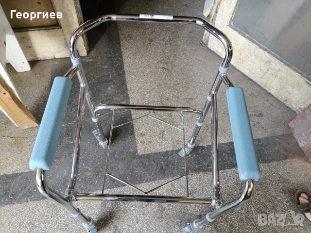 Сгъваем инвалиден стол за баня и тоалетна