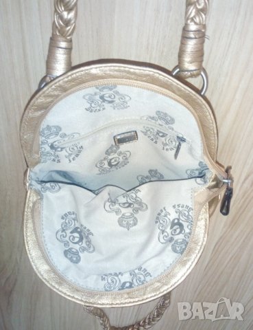 Малка, златиста дамска чанта Guess, снимка 6 - Чанти - 36915855