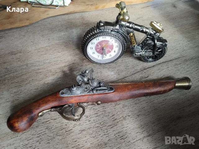 Ретро пистолет и часовник , снимка 1