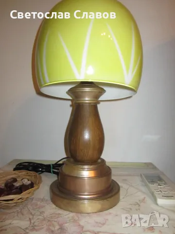 Дизайнерска настолна лампа със зелен стъклен абажур 