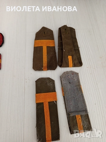 военни пагони.