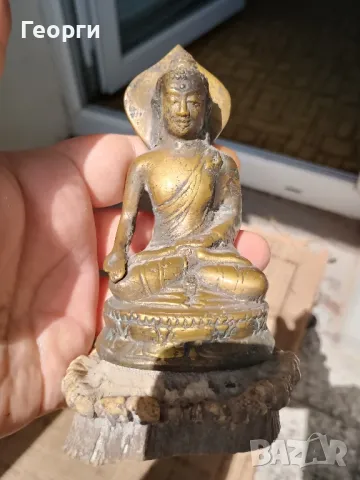 Стара бронзова статуетка върху кост