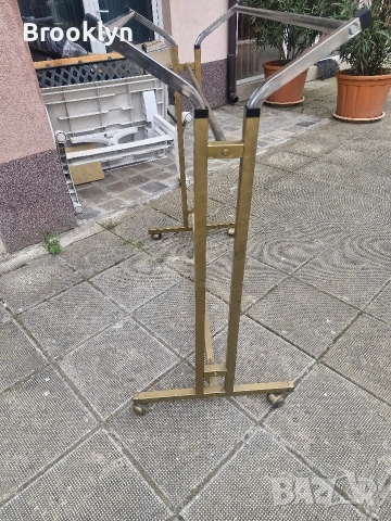 Продават се два броя щендери за дрехи /метални/, снимка 2 - Стелажи и щандове - 53901967