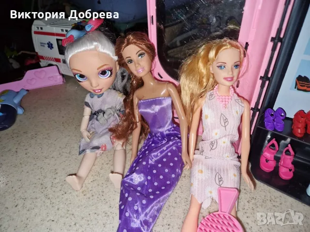 Гардероб за кукли с кукли и аксесоари. , снимка 3 - Кукли - 56061683
