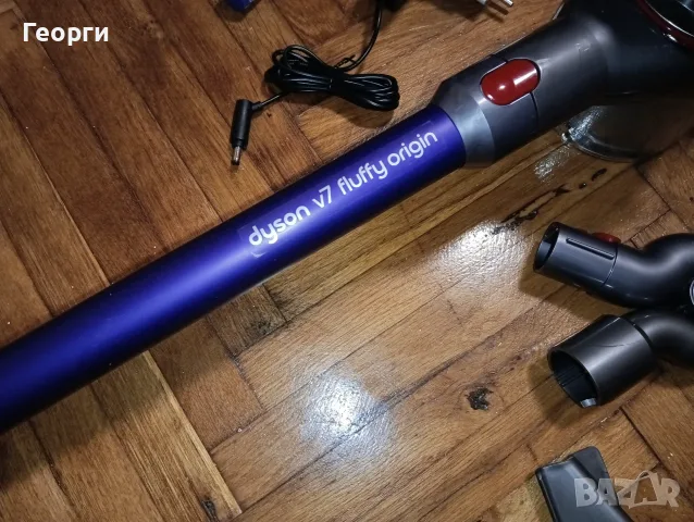 Продавам много добра Dyson V7 почистена прахосмукачка с отлична батерия и аксесоари, снимка 4 - Прахосмукачки - 55414261