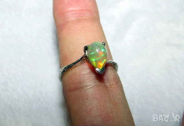 Малък сребърен пристен с естествен етиопски опал, подходящ за подарък, снимка 3 - Подаръци за жени - 51328229