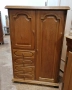 Впечатляващ шкаф от масивно дърво с фино профилирани врати и елегантни чекмеджета., снимка 5