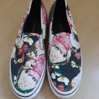 Обувки на цветя  и кецове, снимка 1 - Дамски ежедневни обувки - 30189992