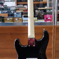Електрическа китара цвят черен, снимка 4 - Китари - 40496021