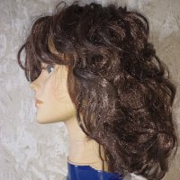 Тъмнокестенява средно дълга нова чуплива перука , снимка 3 - Аксесоари за коса - 40538719