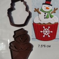 Снежко в кексче снежен човек в мъфин пластмасов резец форма за тесто фондан сладки и др украса, снимка 1 - Форми - 30922324
